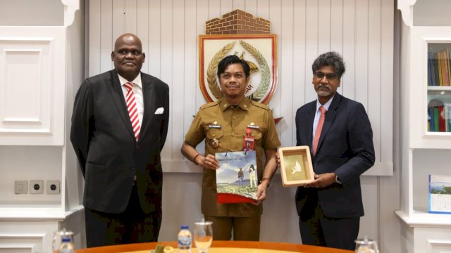 Pj Sekda Makassar, Firman Hamid Pagarra saat menerima kunjungan dari pihak kedutaan besar Afrika Selatan di Balaikota Makassar, Selasa (27/2/2024). (Foto: Istimewa)