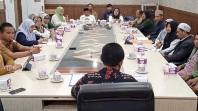 Komisi D DPRD Kota Makassar menggelar Rapat Dengar Pendapat (RDP) dengan Lembaga Perlindungan Anak Sulawesi Selatan, Senin (26/2/2024). (Foto: Istimewa)