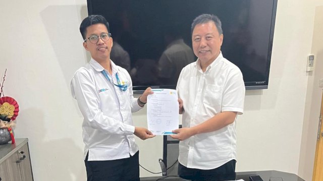 Penandatanganan kontrak kerjasama terkait pemasangan PLTS atap antara PLN Icon Plus dengan Pengelola Resort di Pulau Dutungan, Kabupaten Barru, Sulawesi Selatan. (Foto: Istimewa)