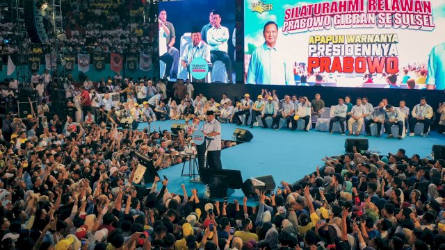 Puluhan ribu relawan memadati GOR Sudiang Makassar dalam acara temu relawan Prabowo-Gibran se Sulsel, Jumat (2/2/2024). (Foto: Istimewa)