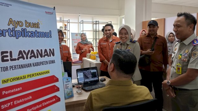 Kepala BPN Gowa Achmad bersama jajaran saat menerima kunjungan Bupati Gowa Adnan Purichta Ichsan di loket layanan BPN Gowa di sela-sela Soft Opening MPP Gowa, Senin, (26/02/2024). (Dok. Chaerani/Republiknews.co.id)