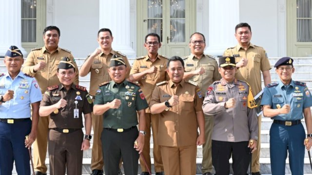 Bupati Gowa Adnan Purichta Ichsan (kanan belakang) saat ikut mendampingi Penjabat Gubernur Sulsel Bahtiar Baharuddin melakukan pertemuan dengan Presiden RI Joko Widodo, di Istana Negara, kemarin. (Dok. Humas Gowa)
