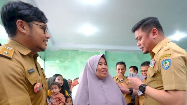 Bupati Gowa Adnan Purichta Ichsan saat meninjau langsung proses pendistribusian program Bantuan Cadangan Beras&nbsp;kepada masyarakat, di Kantor Lurah Katangka, Kecamatan Somba Opu, Selasa, (06/02/2024). (Dok. Humas Gowa)