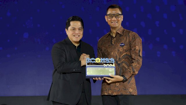 Direktur Utama PT PLN (Persero) Darmawan Prasodjo saat menerima penghargaan Best CEO Communications dari Menteri BUMN Erick Thohir pada ajang BUMN Corporate Communications and Sustainability Summit (BCOMSS) 2024, kemarin. (Dok. Humas PLN UIP Sulawesi)