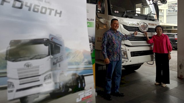 Direktur Utama PT. Gaya Makmur Mobil (GMM) Frankie Makaminang (kiri) bersama Direktur Sales Marketing PT GMM Surijani saat memperkenalkan salah satu varian FAW Truck yang dijualnya di sela-sela Prescon Grand Opening Cermony GMM Makassar, di Sandeq Room, Hotel Claro Makassar, Rabu, (06/03/2024). (Dok. Chaerani/Republiknews.co.id)