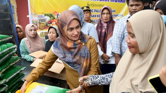 Bupati Luwu Utara Indah Putri Indriani saat melayani masyarakat dalam kegiatan pasar murah di Kecamatan Bone-bone. (ist)