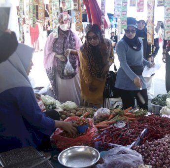 Indah Cek Harga Kebutuhan Pokok di Pasar Salulemo