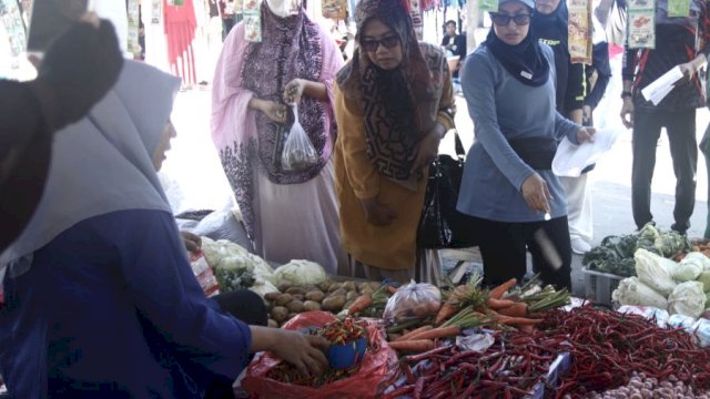 Bupati Luwu Utara, Indah Putri Indriani saat mengecek harga kebutuhan pokok di Pasar Salulemo.