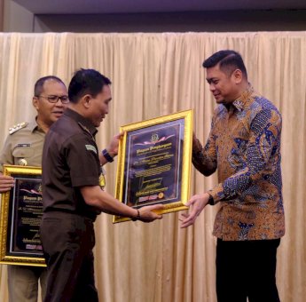 Bupati Gowa Terima Penghargaan Role Model Kepala Daerah dari Kajati Sulsel