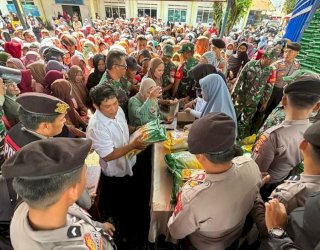 Pemda Lutra Turunkan 10 Ton Beras di Gerakan Pangan Murah