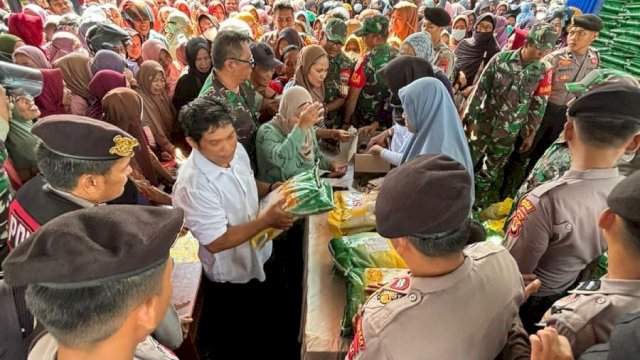 Suasana pasar murah yang digelar pemda Luwu Utara . (ist)