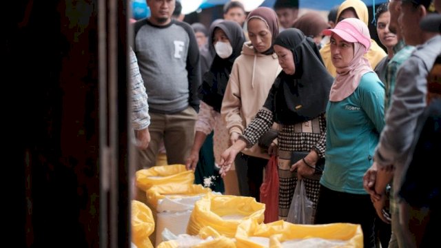 Bupati Luwu Utara, Indah Putri Indriani di tengah-tengah pengecekan harga komoditas di Pasar Sabbang. (ist)