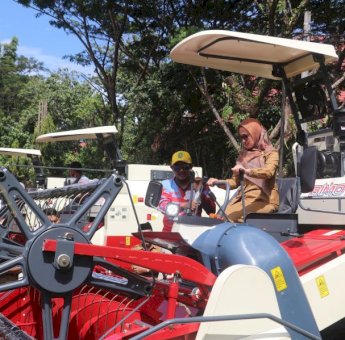 6 Kelompok Tani Terima Combine Harvester, Indah: Pastikan Semua Menikmati