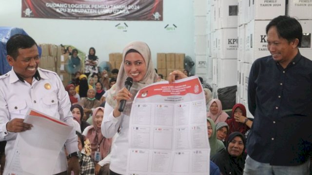 Bupati Luwu Utara, Indah Putri Indriani saat menunjukkan surat suara di Gudang Logistik KPU Luwu Utara.
