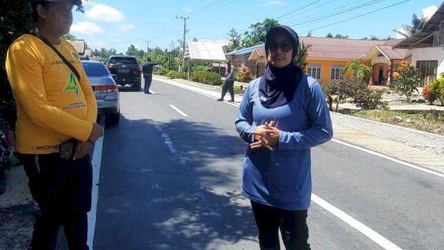 Bupati Luwu Utara, Indah Putri Indriani saat meninjau ruas jalan program inpres jalan TA 2023