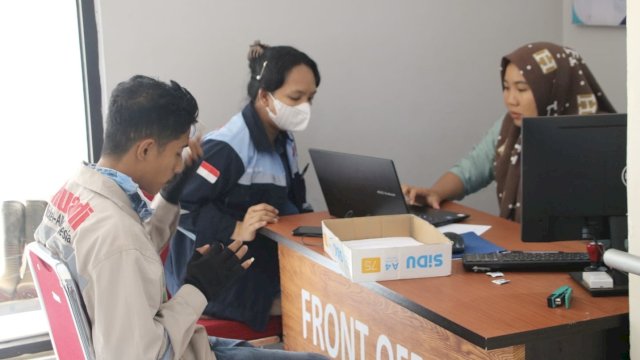 Karyawan Huadi Group mengikuti tes skrining kesehatan untuk mengetahui adanya risiko terjadinya penyakit kronis seperti Diabetes Melitus (DM), hipertensi dan lainnya. (Foto: Istimewa)