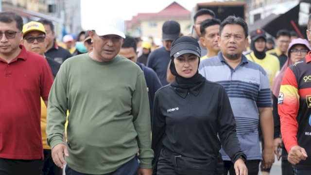 Penjabat Gubernur Sulsel, Bahtiar Baharuddin bersama Bupati Luwu Utara, Indah Putri Indriani berjalan di Pasar Sentral Masamba.