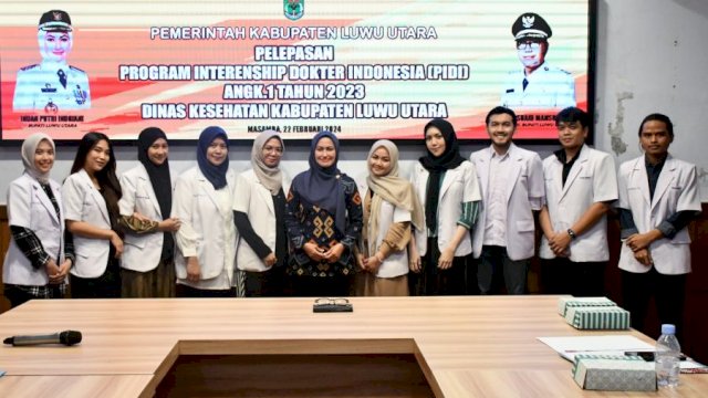Bupati Luwu Utara Indah Putri Indriani foto bersama 11 Dokter internship di kantor Bupati Luwu Utara.
