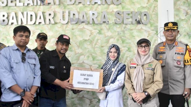 Bupati Luwu Utara, Indah Putri Indriani mengawal distribusi logistik pemilu 2024 sampai ke Kecamatan Seko.