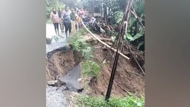 Tangkapan Layar video saat Jalan Poros Sinjai-Malino Amblas dan nyaris terputus. (Istimewa)