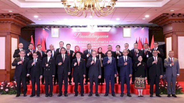 Pegawai Otoritas Jasa Keuangan (OJK) berkomitmen untuk meningkatkan kualitas kerja, perbaikan proses bisnis dan percepatan layanan kepada stakeholders. (Dok. Humas OJK)