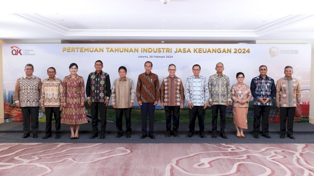 Presiden RI Joko Widodo (tengah) saat menghadiri Pertemuan Tahunan Industri Jasa Keuangan (PTIJK), di Jakarta, kemarin. (Dok. Humas OJK)