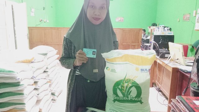 Salah satu warga penerima Blbantuan oangan di Desa Saukang, Sinjai Timur, Kabupaten Sinjai saat menerima bantuan. (ist)