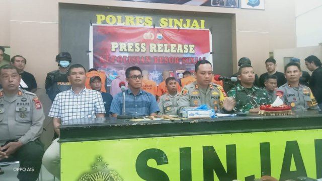 Kapolres Sinjai, AKBP Fery Nur Abdullah Saat Menggelar Jumpa Pers terkait pendemo membawa sajam dan bom molotov yang diamankan saat Demonstrasi di KPU Sabtu (2/3/2024).
