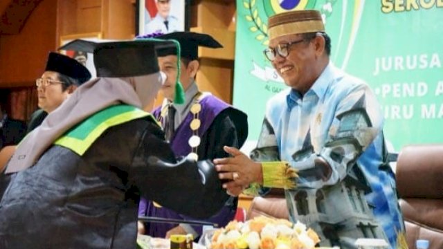 Wakil Bupati Soppeng Luthfi Halide, memberikan ucapan salam ke wisidawan STAI Al-gazali Soppeng, Minggu (03/03/2024). (Istimewa)