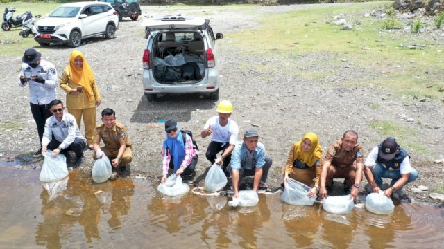 Pemprov Sulsel Kembali Tebar 600 Ribu Benih Ikan di Kabupaten Bone