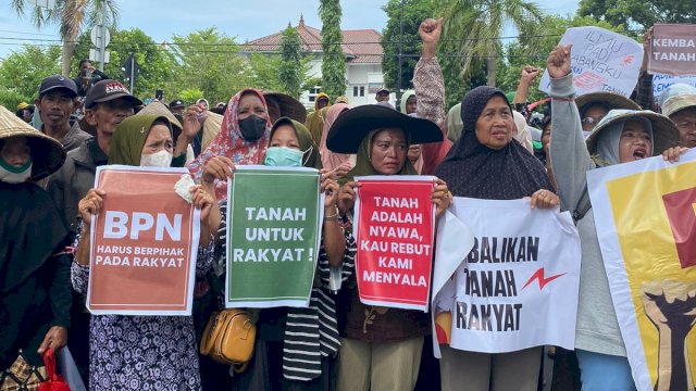 Ratusan petani termasuk perempuan melakukan aksi protes di depan Kantor Bupati Takalar dan BPN Takalar guna menolak dilakukannya perpanjangan atas sertifikat HGU PTPN XIV Takalar untuk kembali memanfaatkan tanah warga untuk keperluan perusahaan, kemarin. (Dok. GRAMT)