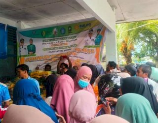 Warga Sinjai Tumpah Ruah Padati Pasar Murah