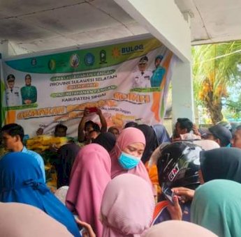 Warga Sinjai Tumpah Ruah Padati Pasar Murah