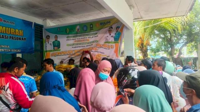 Ratusan Warga Sinjai Saat Memadati Pasar Murah yang Digelar Dinas Ketahanan Pangan. (ist) 