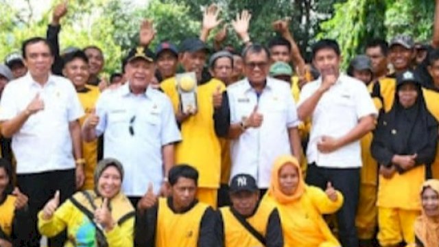 Dijemput di Perbatasan Kabupaten Barru, Piala Adipura Diarak Keliling Kabupaten Soppeng