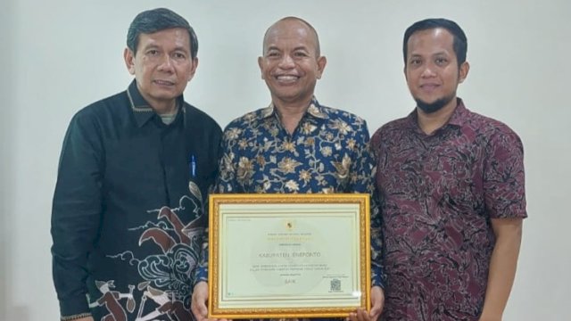 Staf Ahli Bupati Jeneponto Abdul Rahman Nara, saat menerima penghargaan dari KASN. (Istimewa)