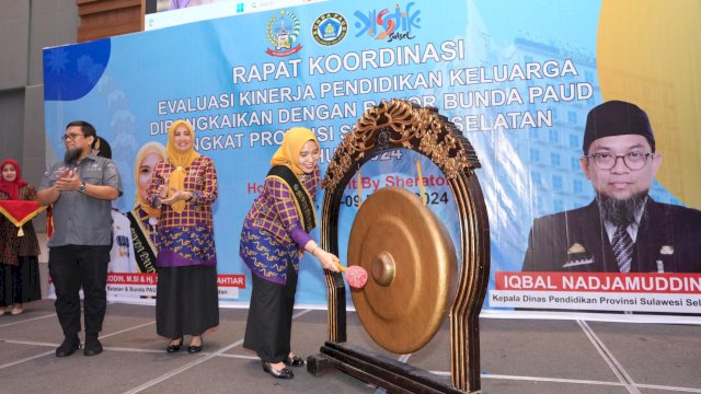 Bunda PAUD Sulsel Sofha Marwah, memukul Gong tanda dimulainya Rapat Koordinasi Evaluasi Kinerja Pendidikan Keluarga Dirangkaikan dengan Rakor Bunda PAUD Tahun 2024, Jumat (08/03/2024). (Istimewa)