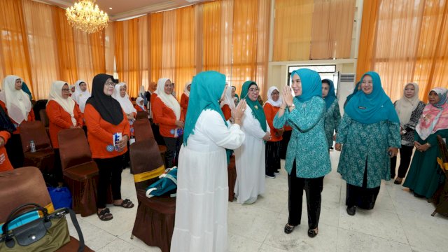Pj Ketua TP PKK Sulsel Sofha Marwah Bahtiar, saat melaunching Sekolah Lansia Ininnawa Binaan TP PKK Provinsi Sulsel, Jumat (08/03/2024). (Istimewa)