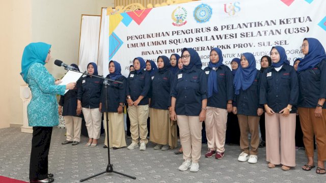 Pj Ketua TP PKK Sulsel Sofha Marwah Bahtiar, melantik dan mengukuhkan Ketua Umum dan Pengurus U3S, Jumat (08/03/2024). (Istimewa)