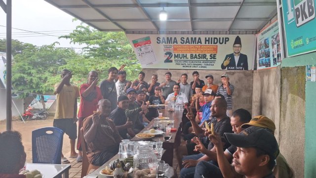 Sekretaris DPC PKB Jeneponto, Muh. Basir, sekaligus Incumbent di dapil I Binamu-Turatea, saat kumpul bersama Tim Pemenangannya. (Istimewa)