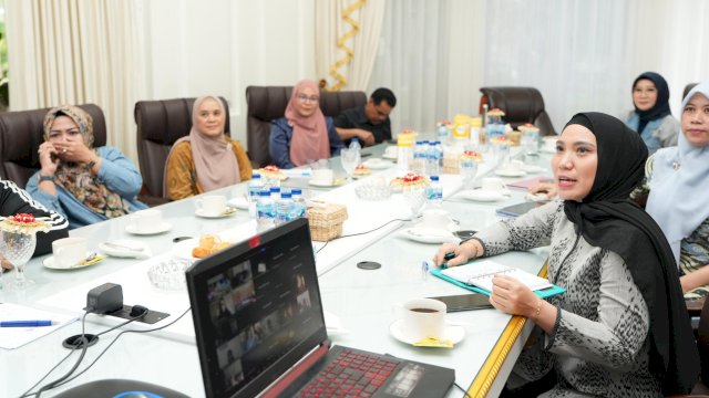 Pj Ketua Dekranasda Sulsel Sofha Marwah Bahtiar, saat menggelar rapat persiapan kegiatan Preloved For Charity, secara virtual yang diikuti oleh Dekranasda Kabupaten/Kota, Minggu (10/03/2024). (Istimewa)