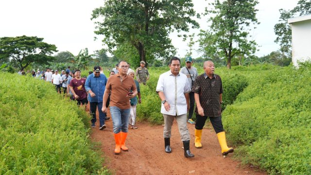 Pj Gubernur Sulsel Bahtiar Baharuddin, Wali Kota Makassar Danny Pomanto, Bupati Maros Chaidir Syam, bersama unsur Forkopimda meninjau lokasi rencana pembangunan Stadion bertaraf Internasional, Senin (11/03/2024). (Istimewa)