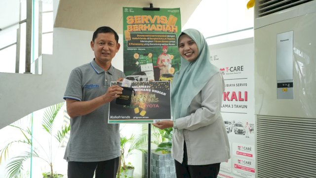 Kalla Toyota saat memberikan hadiah emas kepada salah satu pelanggan yang rutin melakukan servis di bengkel resmi Kalla Toyota. (Dok. Kalla Toyota)