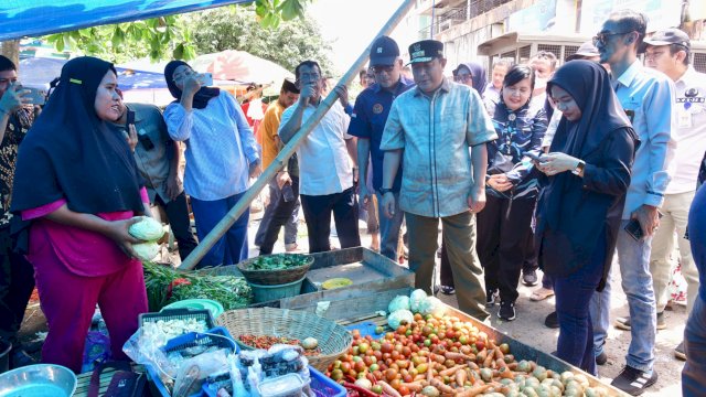Pj Gubernur Sulsel Bahtiar Baharuddin, saat melakukan peninjauan stok pangan di Pasar Minasa Maupa, Kabupaten Gowa, Selasa (12/03/2024). (Istimewa)