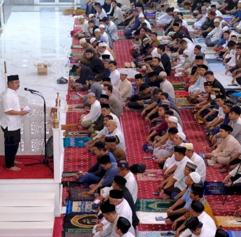 Wabup Gowa Bersama Masyarakat Tarawih Pertama di Masjid Agung Syekh Yusuf