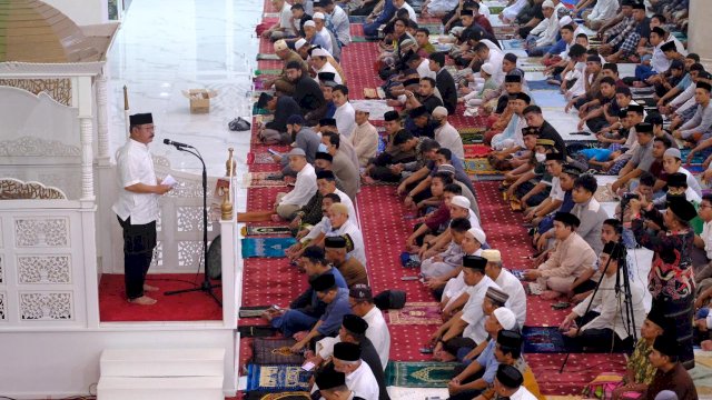 Wabup Gowa Abd. Rauf Malaganni saat memberikan sambutan di sela-sela pelaksanaan tarawih pertama di Masjid Agung Syekh Yusuf, kemarin. (Dok. Humas Gowa)