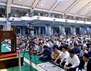Tarawih Malam Kedua Ramadan di Masjid Al-Markaz, Bahtiar Baharuddin Sampaikan Gerakan Berbagi Bahagia
