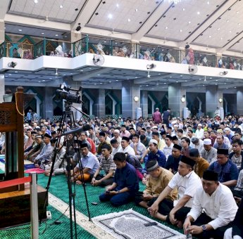 Tarawih Malam Kedua Ramadan di Masjid Al-Markaz, Bahtiar Baharuddin Sampaikan Gerakan Berbagi Bahagia