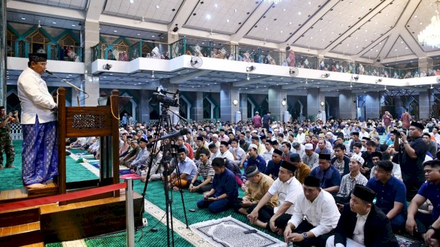 Pj Gubernur Sulsel Bahtiar Baharuddin, memberikan sambutan saat melaksanakan Salat Isya dan Tarawih Ramadan kedua di Masjid Al-Markaz Al-Islami Makassar, Selasa (12/03/2024). (Istimewa)