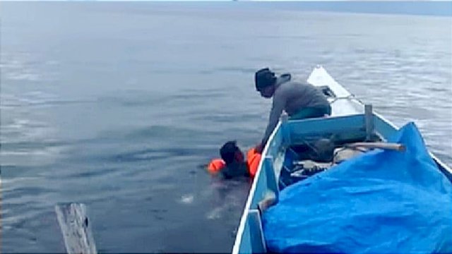 Proses Evakuasi korban kecemalaan laut di Perairan Jampea Kepulauan Selayar. (Istimewa)